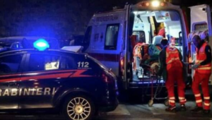 Litiga col marito e si lancia dal balcone