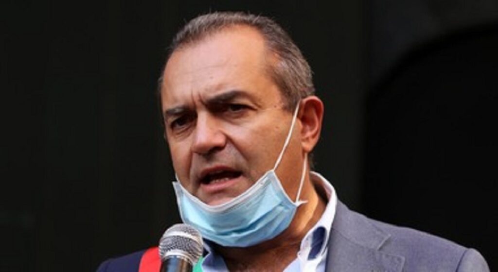 Folla sul lungomare, il sindaco de Magistris: "Chiudere non e' soluzione"