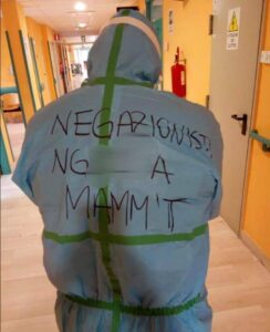 Medico contro i negazionisti del covid: in corsia con la scritta sul camice "a mamme't"