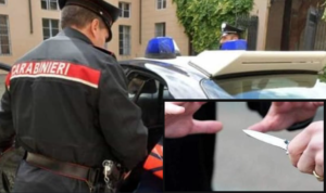 Minaccia di morte la moglie con un coltello