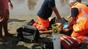 Muore in spiaggia mentre fa il bagno in Cilento