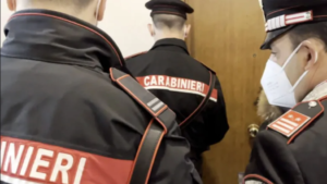 Occupa la casa di un'anziana