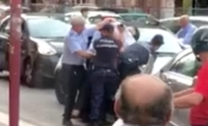 Padre e figlie aggrediscono vigile a Capodichino