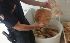Pane ammuffito e conservato vicino le fogne a Marignano