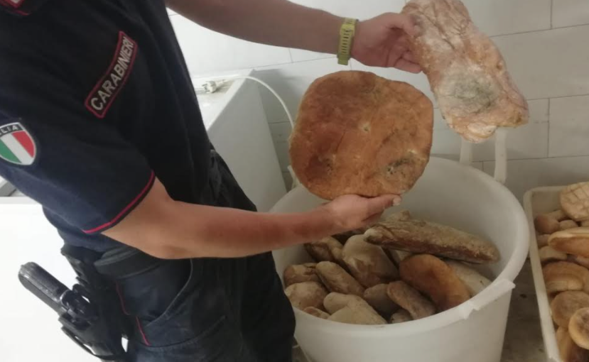 Pane ammuffito e conservato vicino le fogne a Marignano