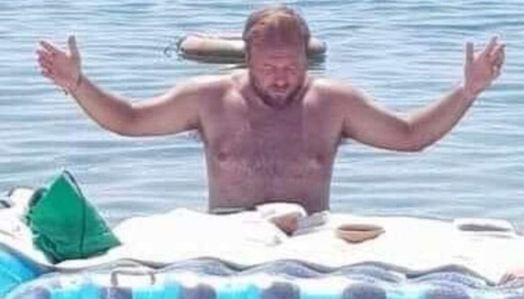 Prete celebra messa in mare