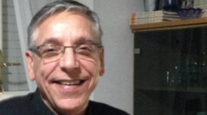 Prete nudo nel selfie