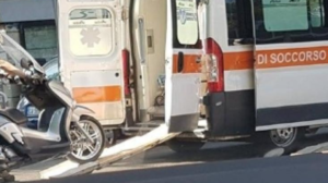 Rapina in scooter a due donne a Napoli