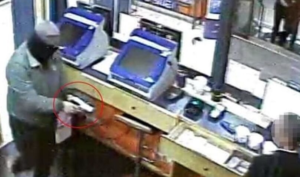 Rapina nel centro scommesse a Parete