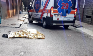 Dramma a Napoli, donna si lancia dal quarto piano e perde la vita