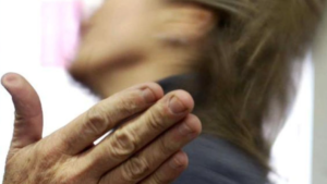 Schiaffi e pugni alla moglie, poi la chiamata: "Vi prego salvatemi". Follia nel Vesuviano