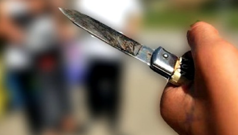 Napoli, la lite per una ragazza: giovane accoltellato in strada