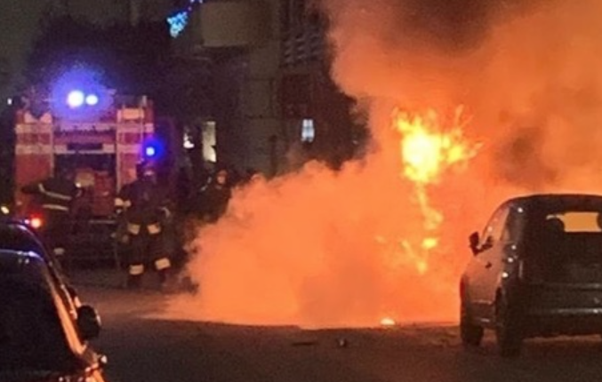 Paura nel Napoletano, incendio devasta negozio: le fiamme spaventano i residenti