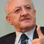 Non solo le mascherine, nuove regole e restrizioni per i negozi: l'ordinanza di De Luca