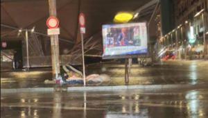 Napoli, si lascia morire per strada: il dramma di un'anziana sola e abbandonata da tutti