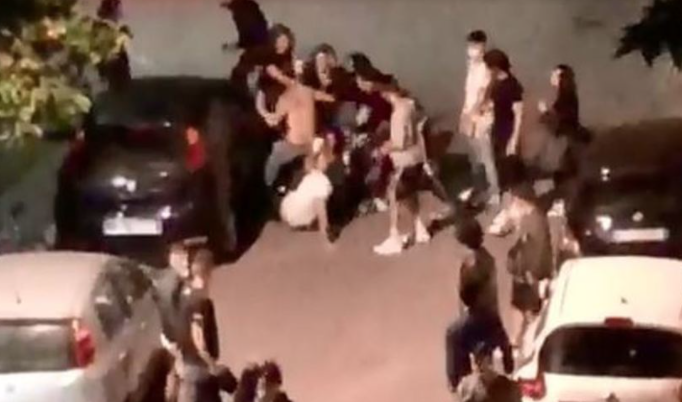 Altro che assembramenti, maxi rissa in strada: coinvolte 50 persone armate di mazze e coltelli