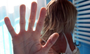 La madre ci mette tempo in cucina, lui ha fame e vuole la pizza: figlio 16enne l'aggredisce