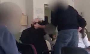 Campania: schiaffi e tirate di capelli, professore picchia studente in classe