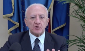 De Luca, furia in diretta: "Se andrà avanti così sarà lockdown"