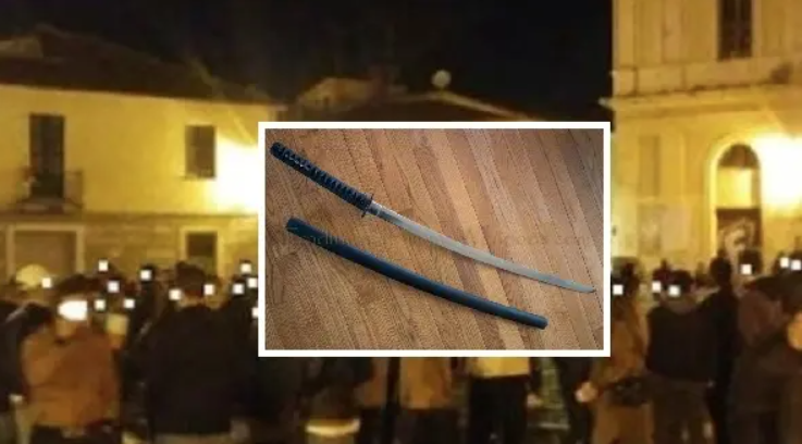 "Papà aiuto" e il genitore esce armato di katana: mega rissa nella piazza della movida