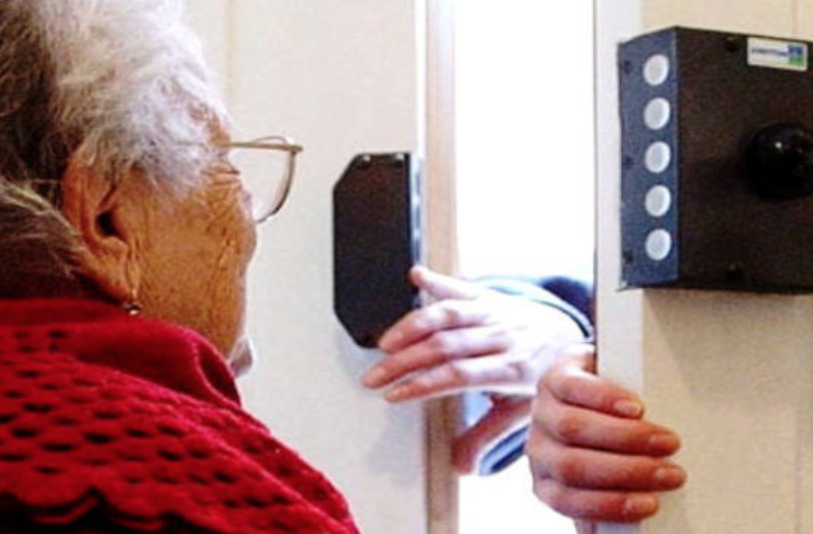 "C'è un pacco per suo figlio", ma l'anziana non ci casca e chiama i carabinieri