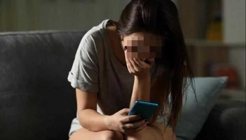 Si vendica pubblicando le loro foto intime, l'appello della minorenne: "Vi prego cancellate tutto"