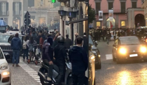 Napoli, caos e proteste in centro: i commercianti si 'ribellano'. Poi i disoccupati si scontrano con le forze dell'ordine