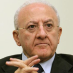 Lockdown, niente intesa col Governo. Napoli zona rossa, scuole, chiusure ed esercito: le richieste di De Luca