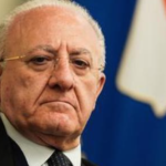 De Luca cede, il dietrofront: "Per ora niente lockdown in Campania"