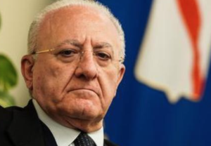 De Luca cede, il dietrofront: "Per ora niente lockdown in Campania"