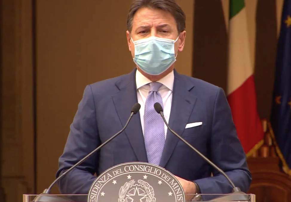 Il premier Giuseppe Conte starebbe riflettendo sulla possibilità di rivedere lo stop allo spostamento tra Comuni - in particolare i piccoli Comuni -  nelle giornate del 25 e 26 dicembre e quella del 1° gennaio.