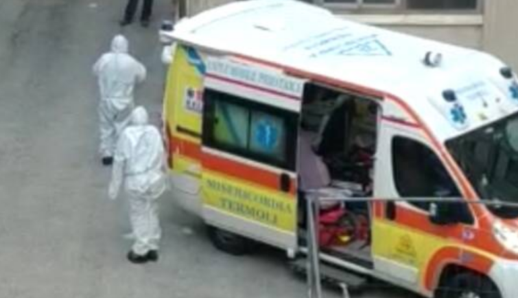Covid a Napoli, ospedali vicini al collasso: folla di ambulanze fuori al Cardarelli