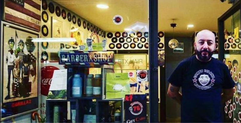 Napoli, pieghe gratis a chi prende la pensione minima: il gesto di Sasi il parrucchiere