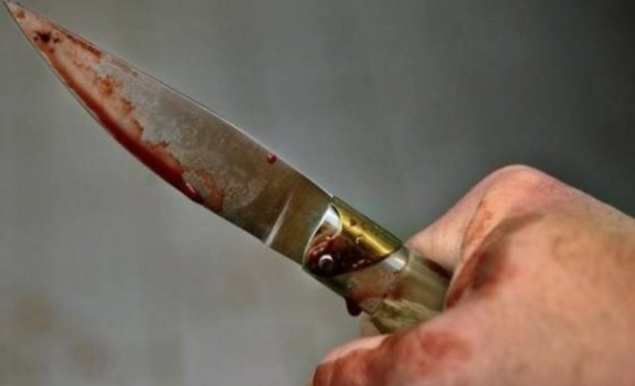 Vuole soldi e telefono, poi lo accoltella: rapina finisce nel sangue a Napoli