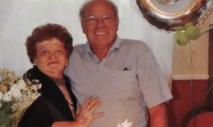 Si contagia per abbracciare la moglie morta e perde la vita dopo di lei