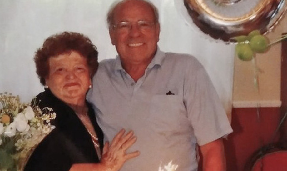 Si contagia per abbracciare la moglie morta e perde la vita dopo di lei