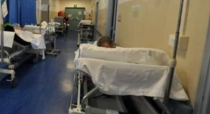 Ospedale a Napoli, finiti i posti in obitorio: salme dei defunti sulle barelle nei corridoi