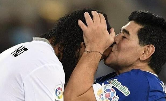 Ronaldinho e l'emozionante addio a Maradona: "Sei eterno amico mio, un idolo"