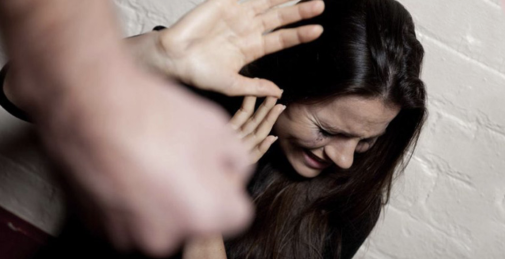 Follia nel Casertano, picchia la figlia per le foto su Instagram