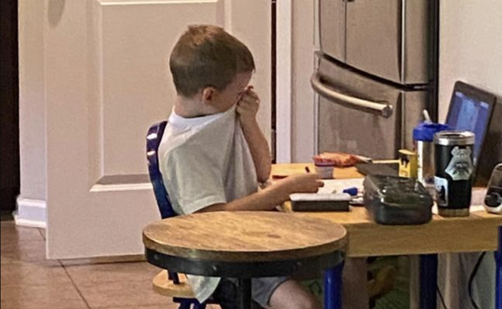 Dramma a Villaricca, papà muore di Covid e staccano la corrente a casa: bimbo senza DAD