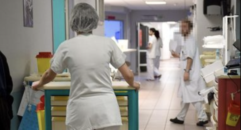 Aggressione a Napoli, calci e pugni a un'infermiera del Cardarelli