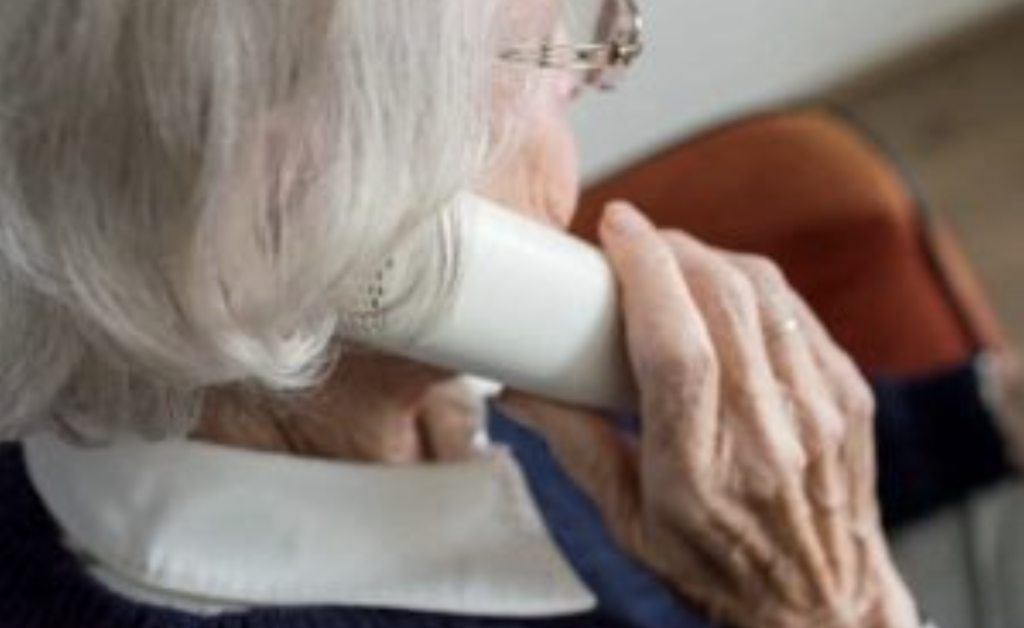 Truffa ad anziani, si spaccia al telefono per la figlia in difficoltà poi entra in casa e li rapina