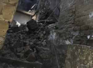 Maltempo, crolla una palazzina a Bacoli: si scava tra le macerie