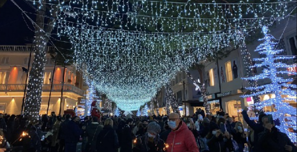 In occasione dell'inaugurazione del Riccione Christmas Star tantissima gente si è accalcata tra le strade per vedere la suggestiva nevicata finta, organizzata in occasione dell'accensione delle luci di Natale.