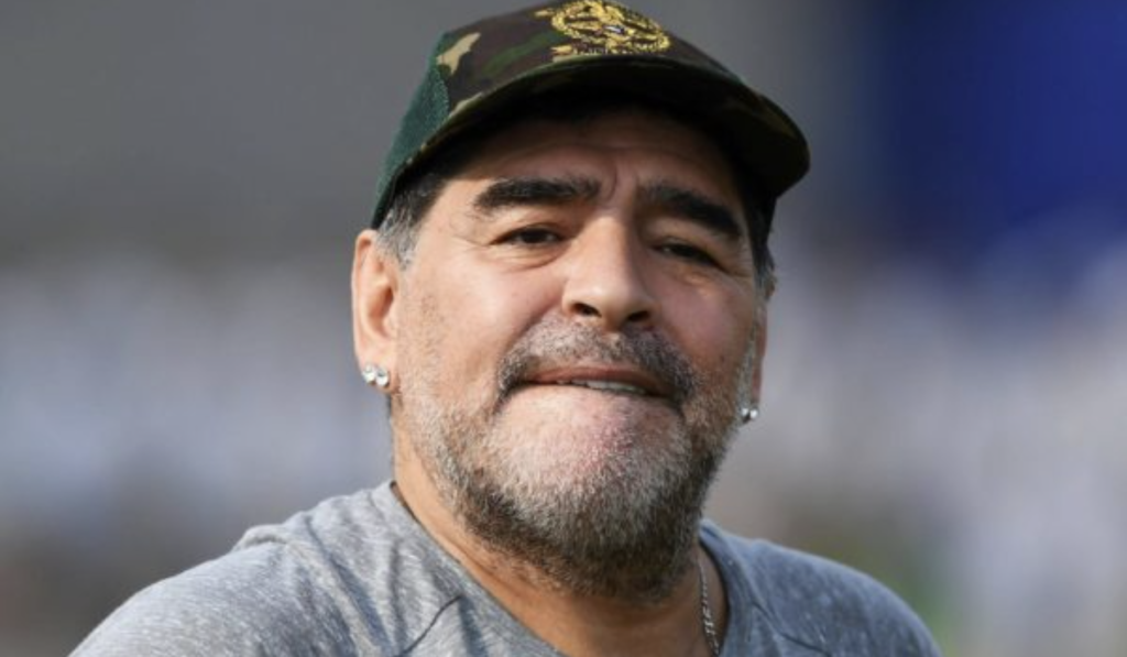 Ex segretario di Maradona lo faceva ubriacare prima di incontrare le figlie