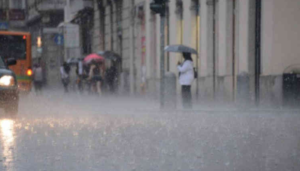 Bomba d'acqua su Napoli, temporale e cascate in strada: "Città allagata"