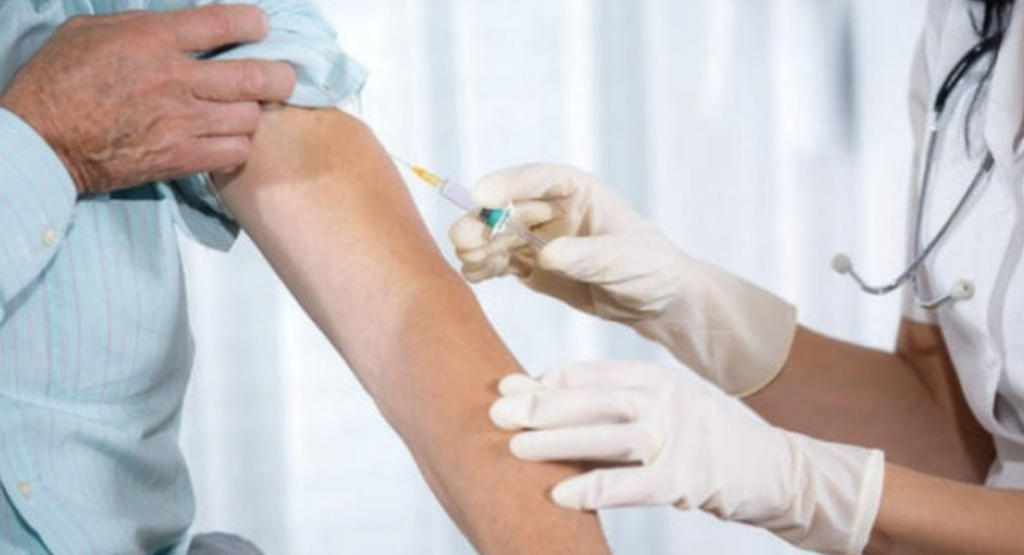 Covid in Campania, pronto il piano regionale per il vaccino: al via le somministrazioni