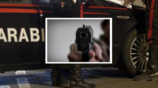 Non si ferma all'alt e prova a investire i carabinieri, i militari sparano e lo colpiscono