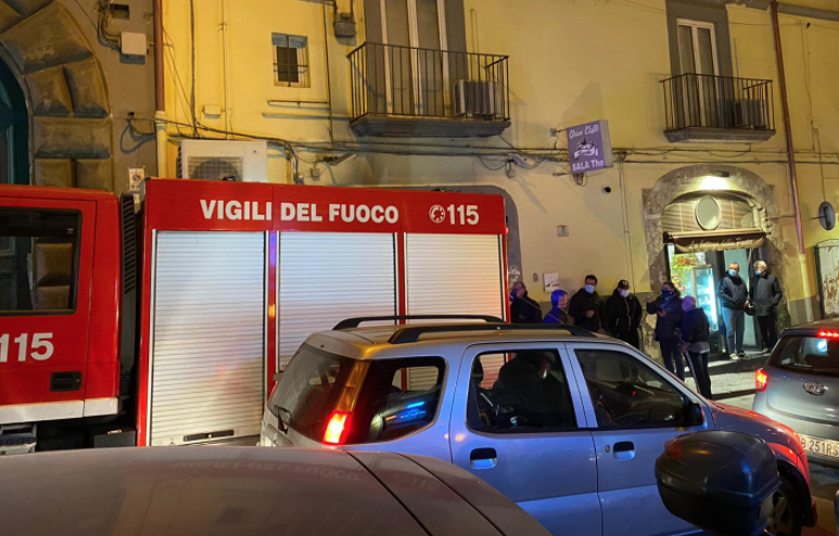 Napoli, bar in fiamme: titolare intrappolato all'interno riesce a scappare