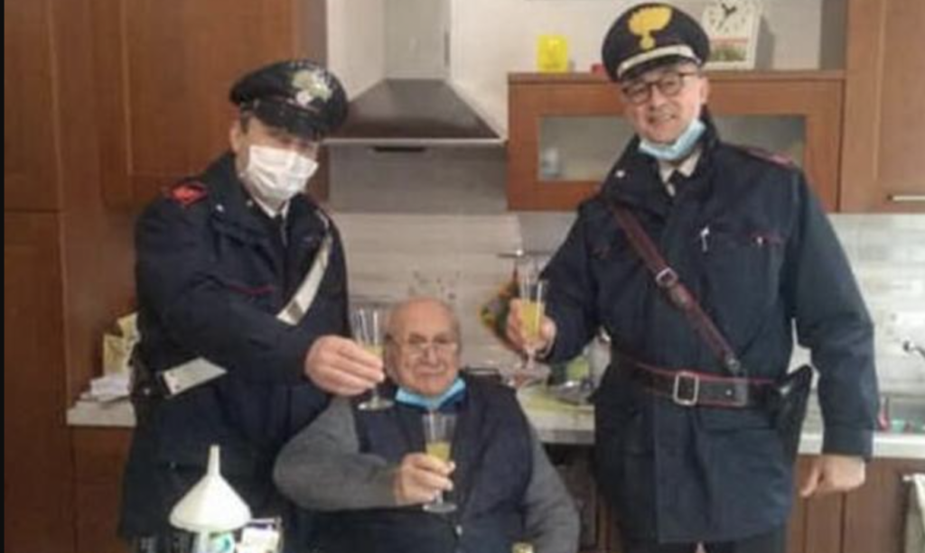 "Sono solo a Natale", 94enne chiama i carabinieri per brindare in compagnia